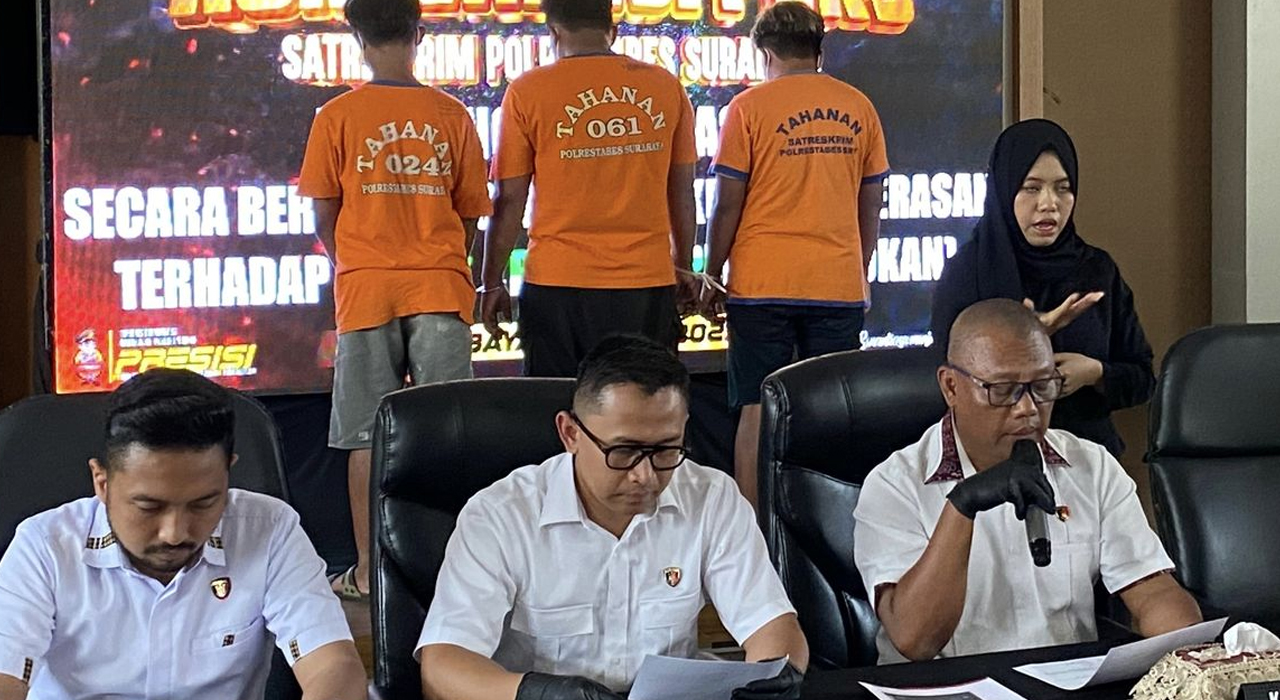 Viral! 4 Suporter Ditangkap Usai keroyok Pengemudi Mobil Saat Hut Persebaya Viral! 4 Suporter Ditangkap Usai keroyok Pengemudi Mobil Saat Hut Persebaya