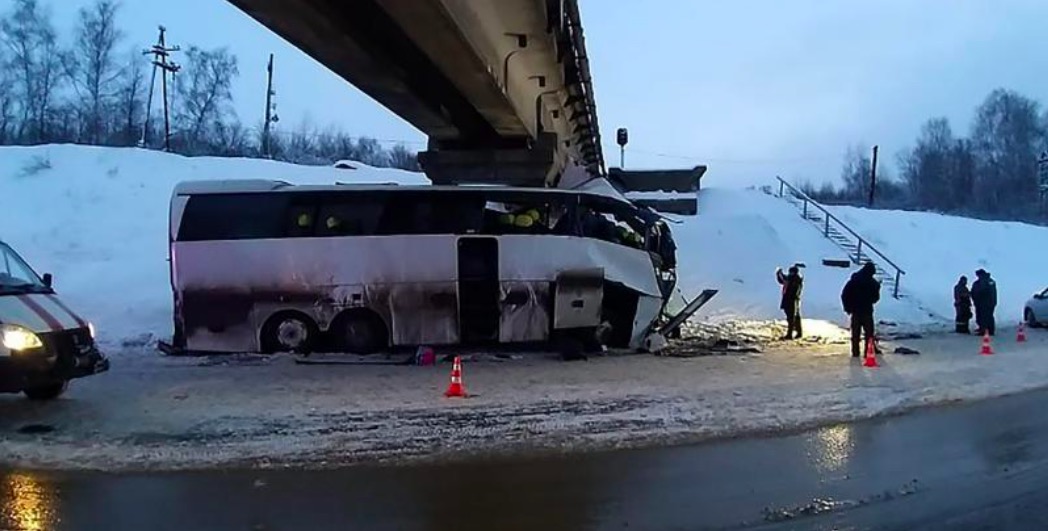 Accidente de autobús en Moscú deja 5 muertos y 21 heridos; conductor se durmió