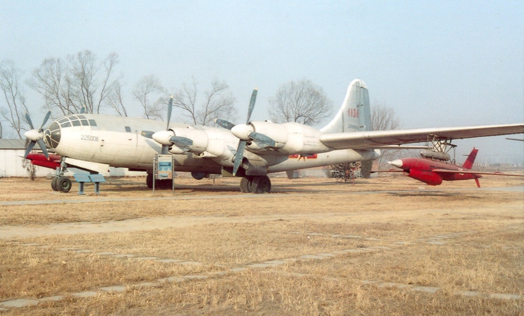 Tupolev Tu-4 Bull Wu-Zhen-5-under-the-wing-of-an-aircraft-carrier-2