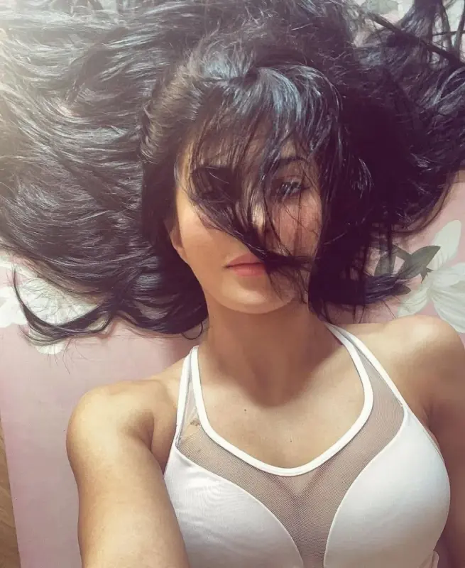 Jacqueline Fernandez red carpet look