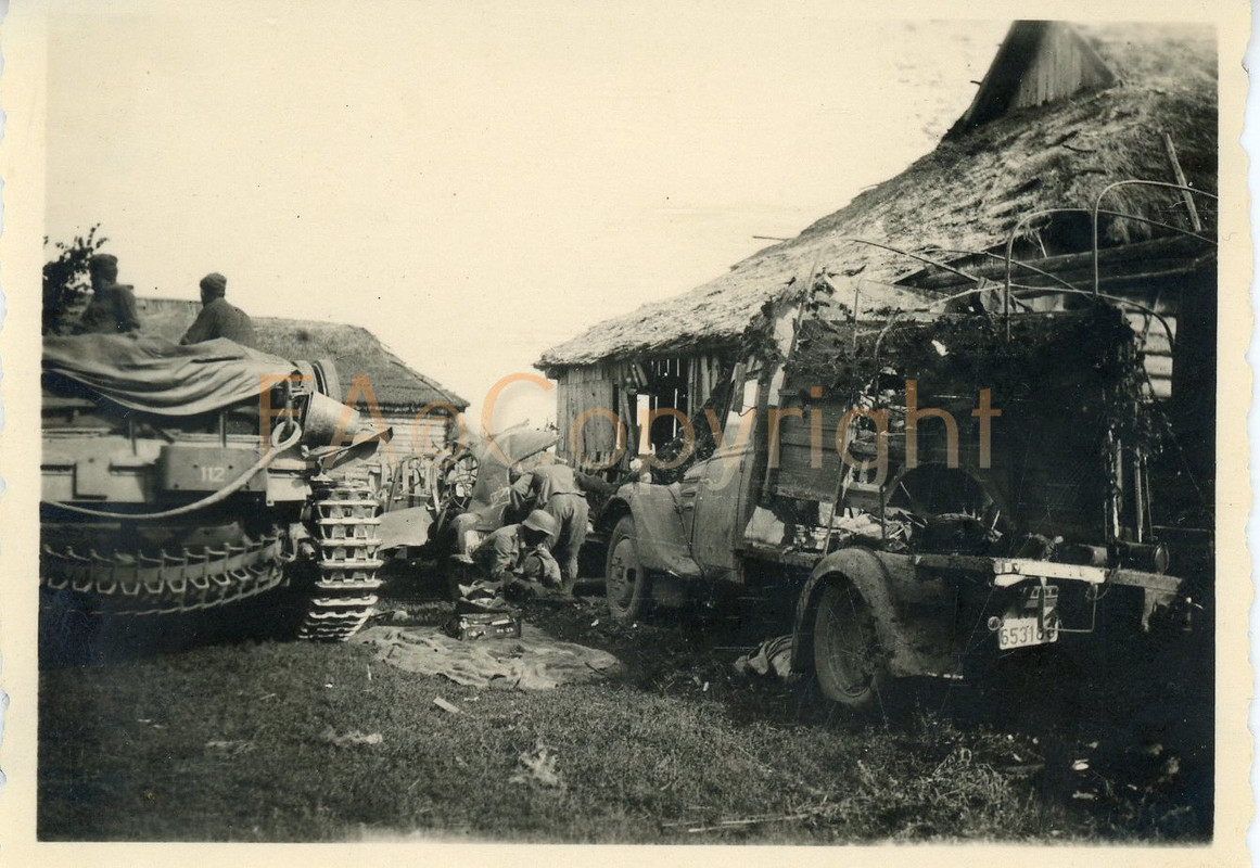 Russland Ukraine Kämpfe Panzer Tank Dorf LKW Camion Foto