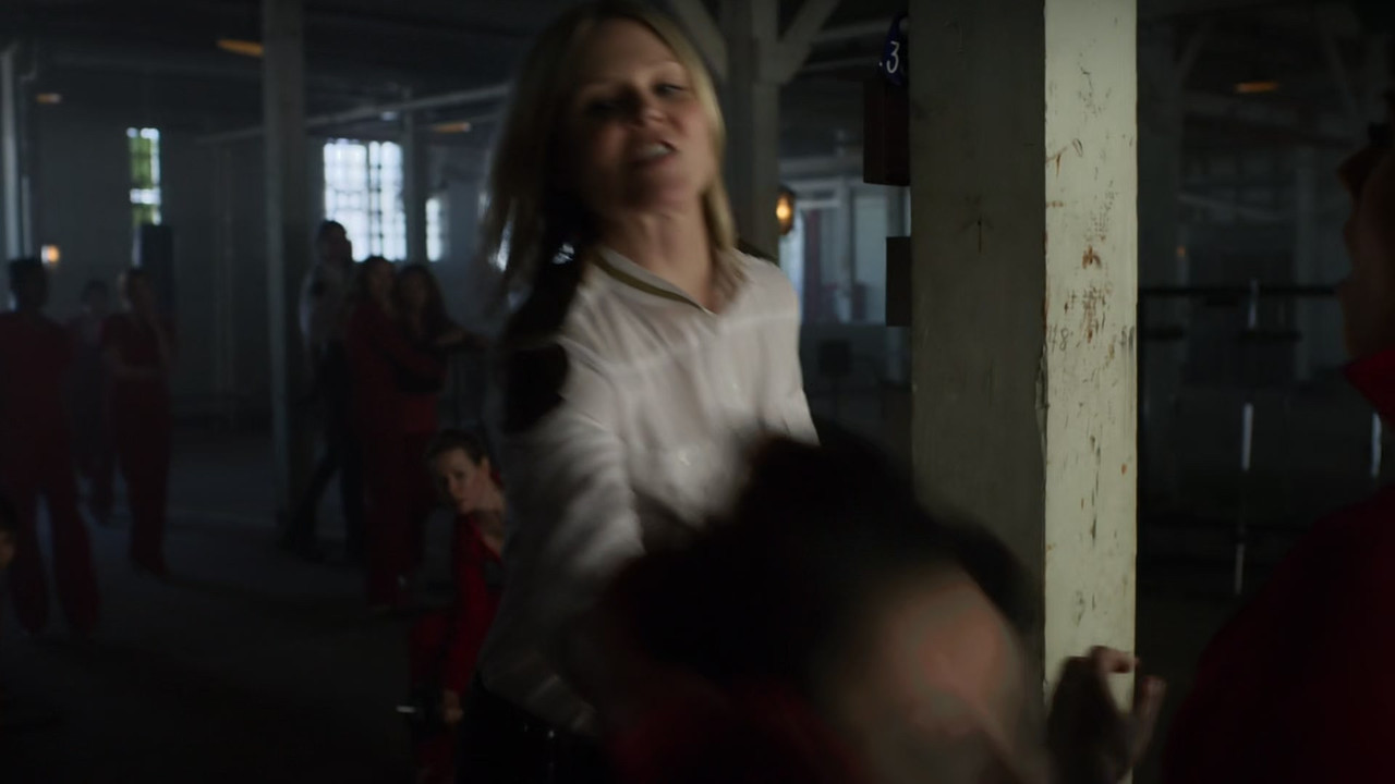 Lost Girl (2010) - S03E01 - Caged Fae (1080p BluRay x265 Langbar