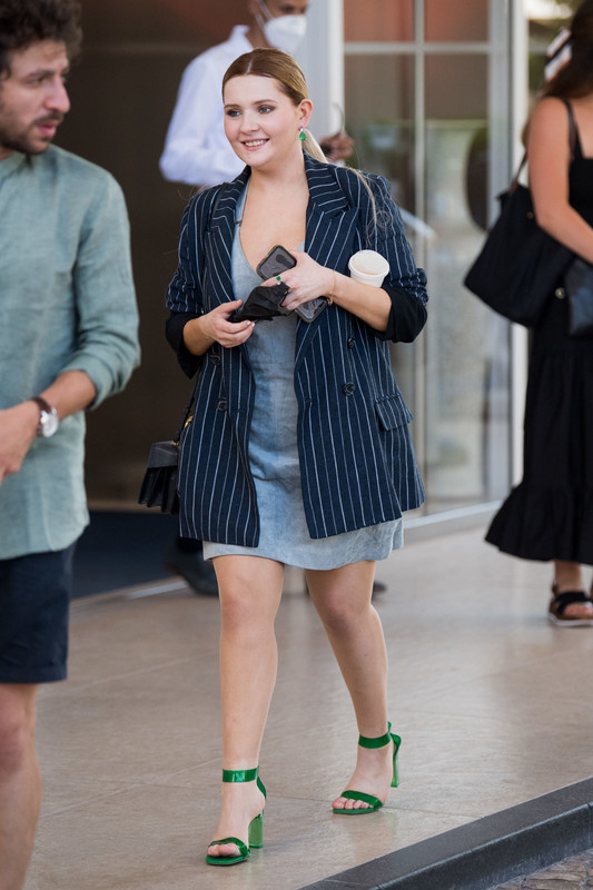 Abigail-Breslin-Feet-6053971