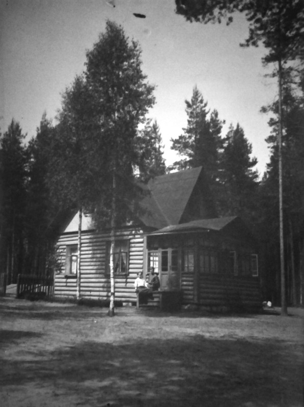 На крыльце предположительно племянники Александра Алексевича