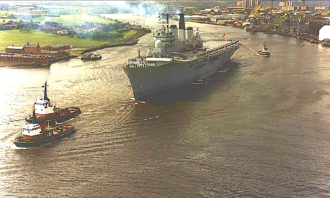 Ark Royal (R.07) буксируют по реке Тайн 28 июня 1985