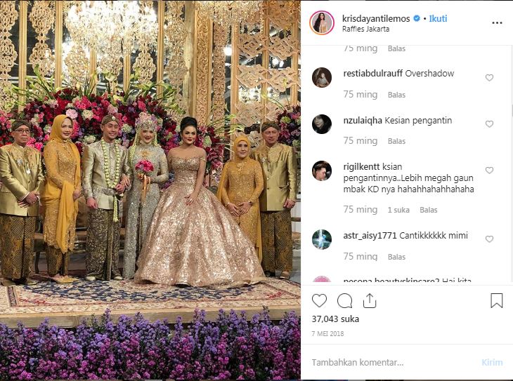 Gaun Krisdayanti disebut lebih heboh dari sang pengantin