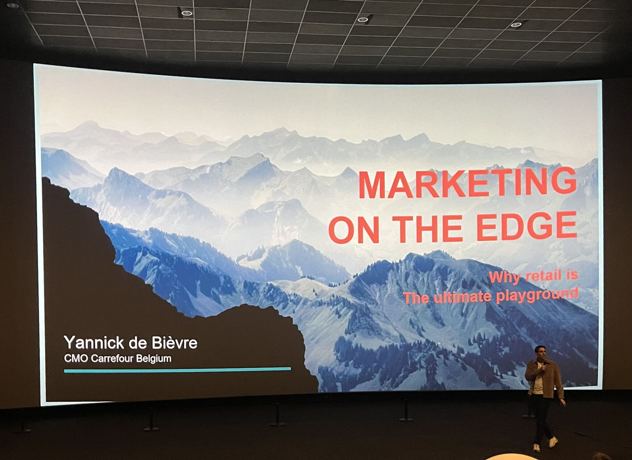 Yannick de Bièvre on stage tijdens een marketingcongres