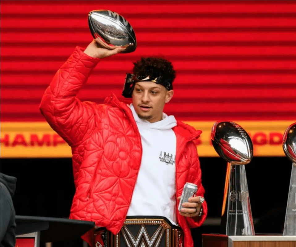 Tras beber en exceso, Patrick Mahomes pierde el Vince Lombardi en pleno festejo