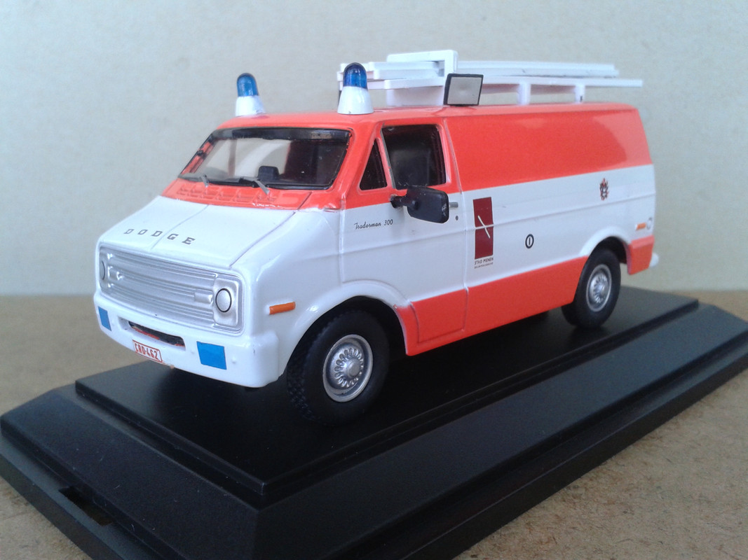 1977 Dodge Serie B Tradesman 300 “Bomberos de Menen – Bélgica” (DelPrado) (2)