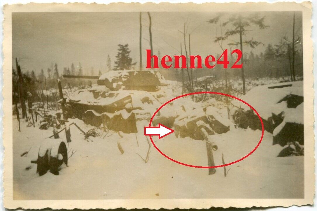 Foto Wehrmacht Rußland 1943 tank T-34 mit abgerissenem Turm Abschuß Winter