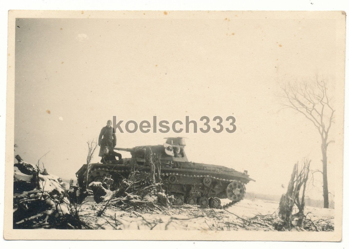Foto Panzermänner mit einem Panzer III Kampfwagen 18. Pz. Div. W