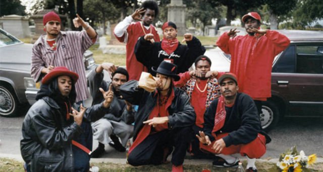 hipwee-bloods-pose-over-friends-grave-64