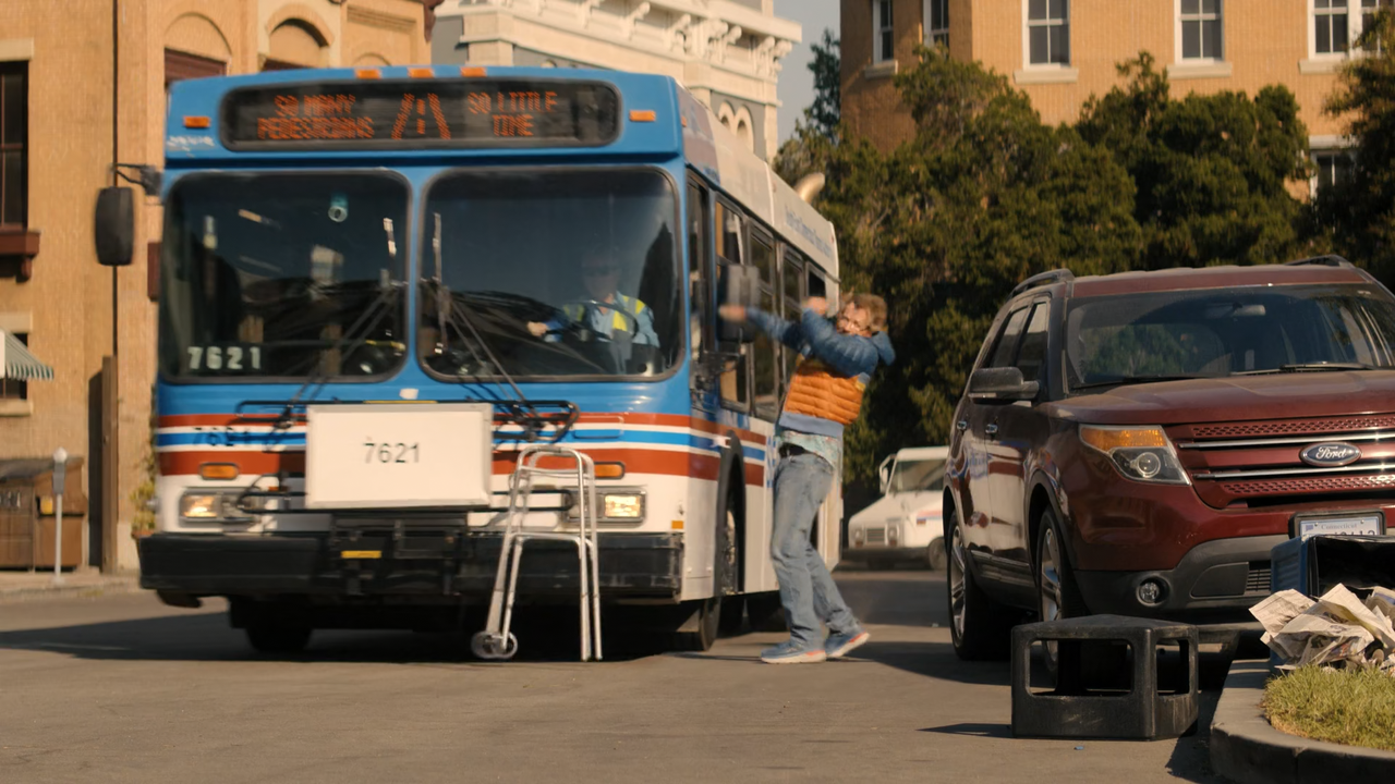 Shining Vale (2022) S02E01 Chapter Nine - Homecoming (1080p AMZN WEB-DL x265 10bit EAC3 5.1).mkv_sna