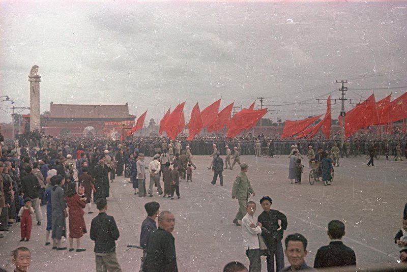 Провозглашение Китайской Народной Республики 1 октября 1949 г. Провозглашение Китайской Народной Республики 1 октября 1949 г. снимке, Владиславович, Владислав, Микоша, серой, куртке, СНИМКОВ, МНОГОМНОГО, КАТОМ, фотокинооператор, советский, случаю, октября, Тяньаньмэ́нь, площади, провозглашение, Китайской, автор, республики, Народной
