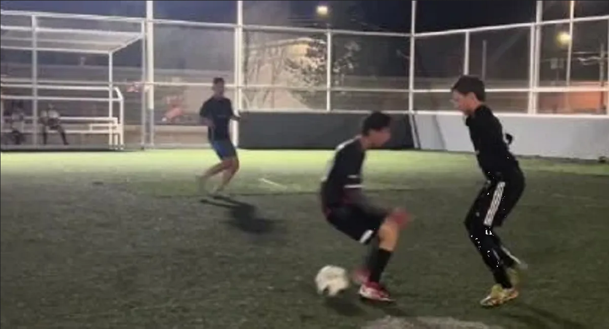 Joven sin brazos se hace viral por su increíble habilidad para jugar futbol