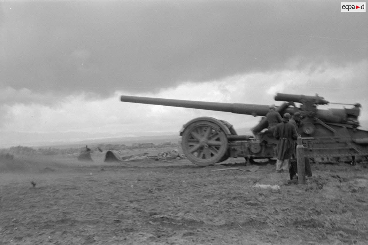Une pièce de 17 cm K18 appartenant au Afrika-Artillerie-Regiment 2 sous le commandement d'un Leutnan