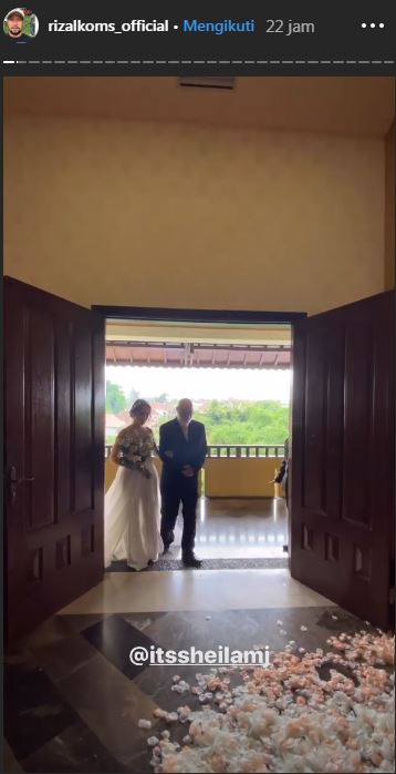 Sheila Marcia dan sang ayah memasuki lokasi pernikahan
