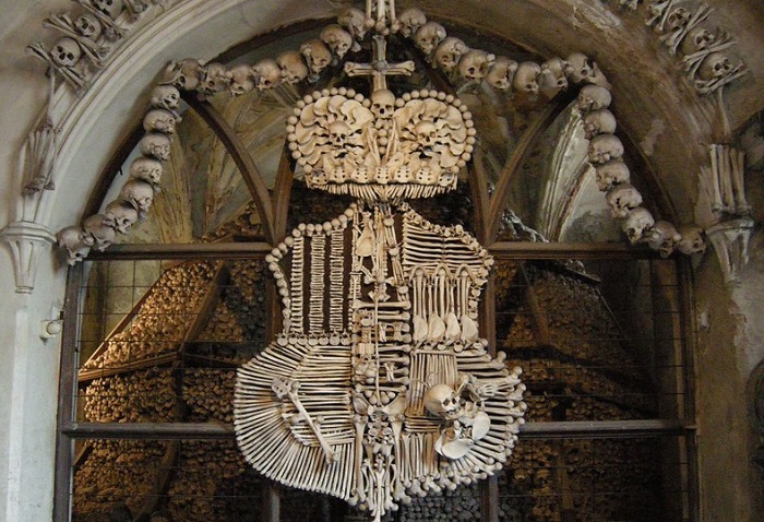 Ossuary Sedlec, sebuah gereja di Republik Ceko yang berisi kerangka antara 40.000 hingga 70.000 orang.
