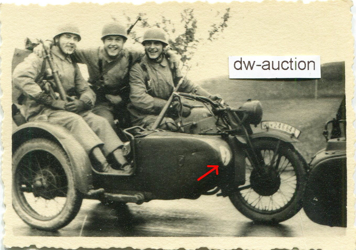 Fallschirmjäger in Knochensack und Stahlhelm auf Motorrad