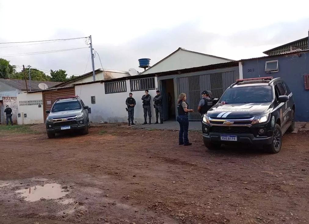 Viaturas e policiais em frente à casa onde homem mora, no Aero Rancho.