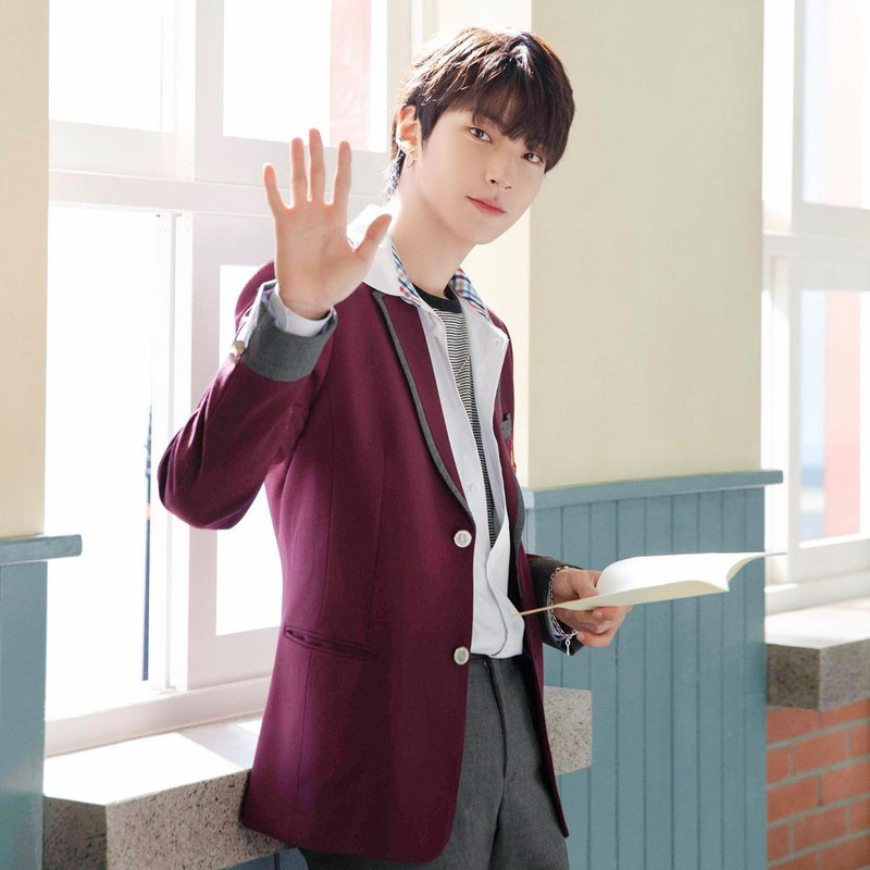 Hwang In Yeop berseragam SMA dalam drama True Beauty