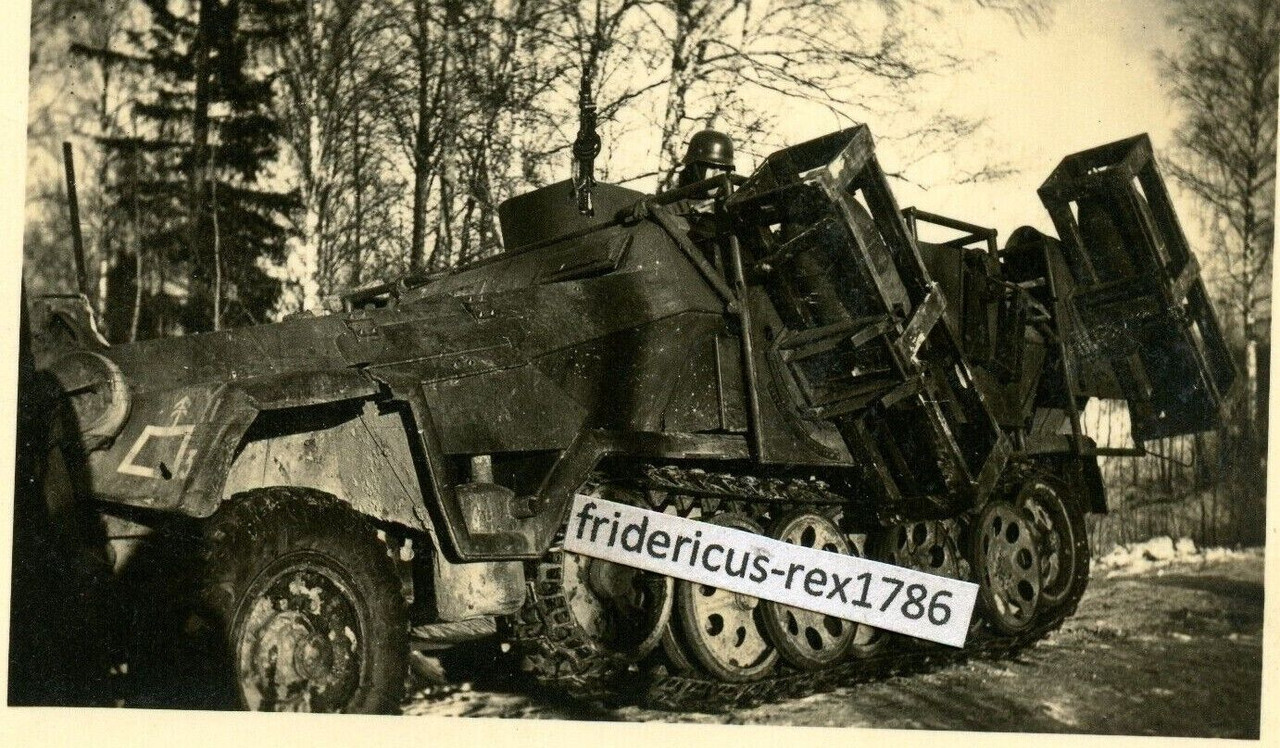 Foto Sd Kfz 251-1, mittlerer Schützenpanzerwagen mit Wurfrahmen Div. Wappen
