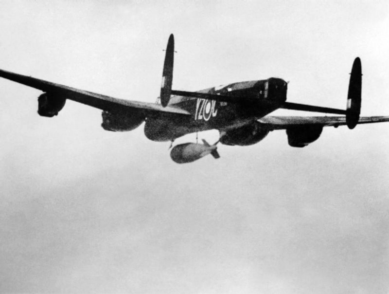 Lancaster_617_Sqn_RAF_dropping_Grand_Slam_bomb_on_Arnsberg_viaduct_1945