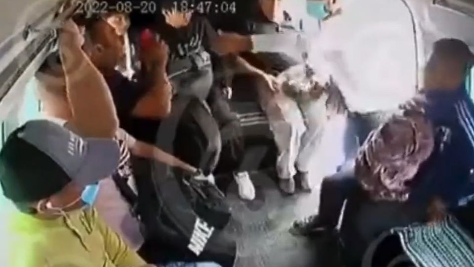 VIDEO: Hombre intenta atracar una combi en el Estado de México y lo bajan de una patada