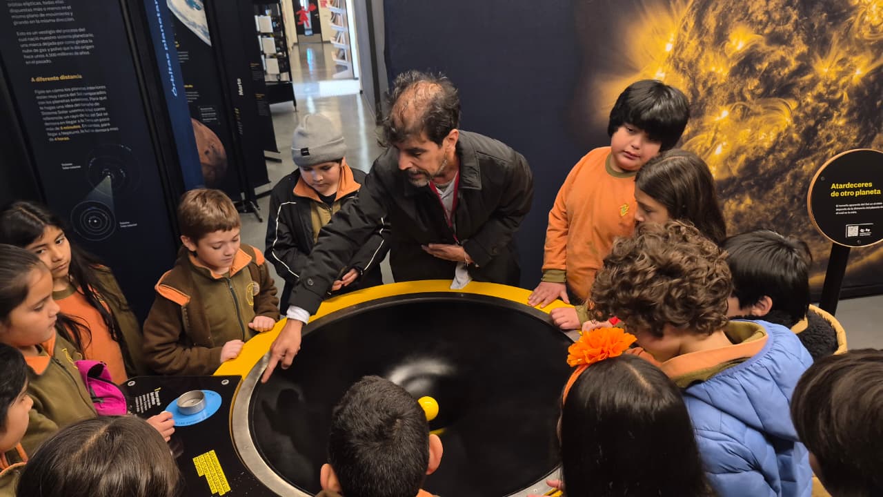 ¡Pequeños astrónomos! Estudiantes de 3° y 4° básico exploran el Universo en la muestra interactiva del MIM