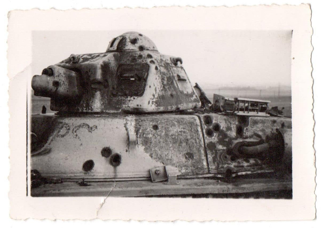 WK II Foto französischer Panzer nach Pak Beschus