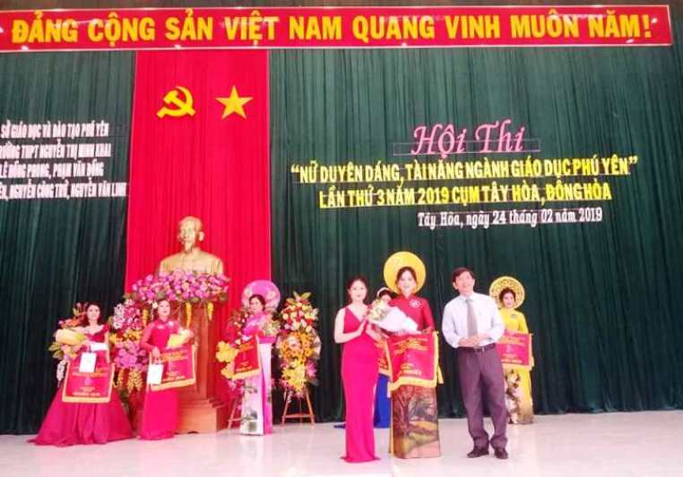 c-Ph-m-V-n-C-ng-G-trao-gi-i-nh-t-cho-c-gi-o-Nguy-n-Th-H-n