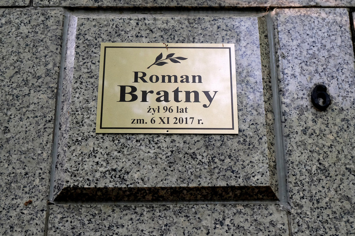 2560px-Roman-Bratny-gr-b-01