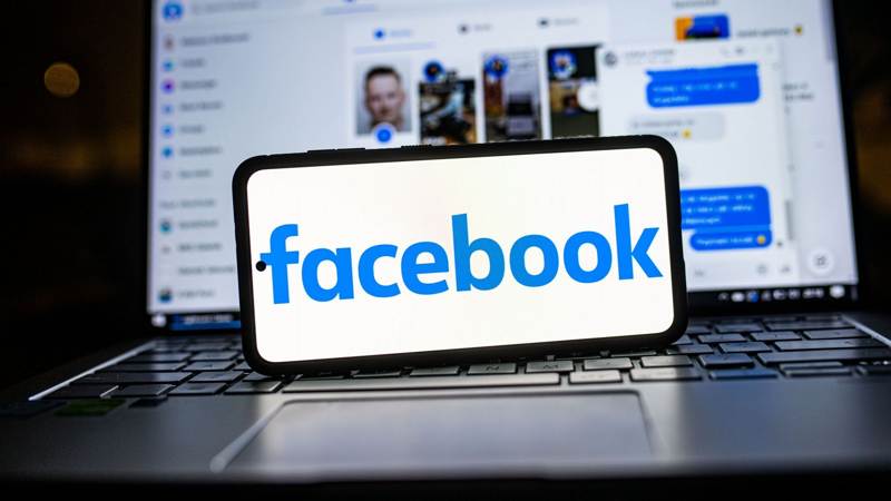 Catalogo donne sole ottenuto illegalmente da Facebook: condannato per uso improprio dati personali