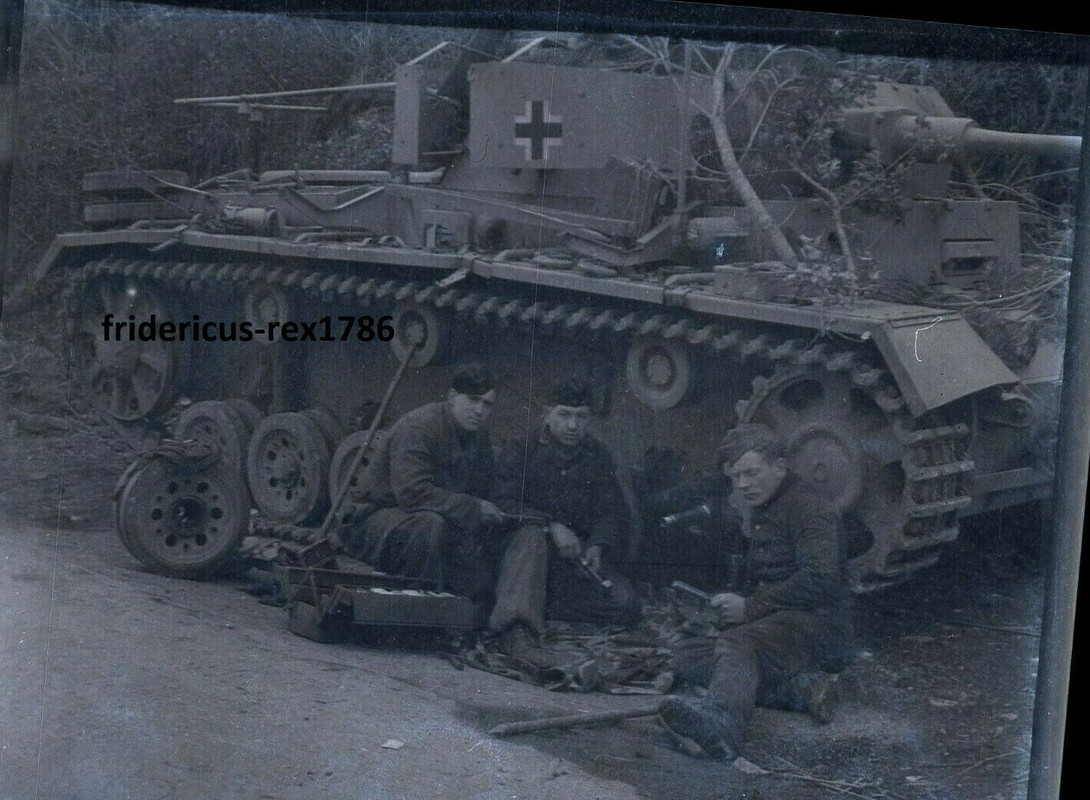 Foto Neg Pz Abt 301 Werkstzug 1944 Panzer 3 Turmschürze Reparatur Laufwerk