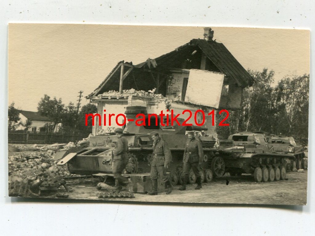 Foto, Wehrmacht, zerstörte deutsche Panzer vor Warschau, Polen