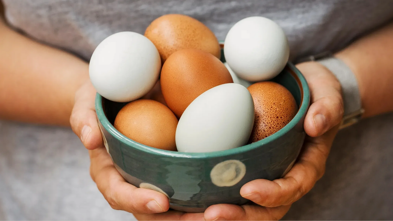 ¿Qué pasa si no guardas los huevos en la nevera?
