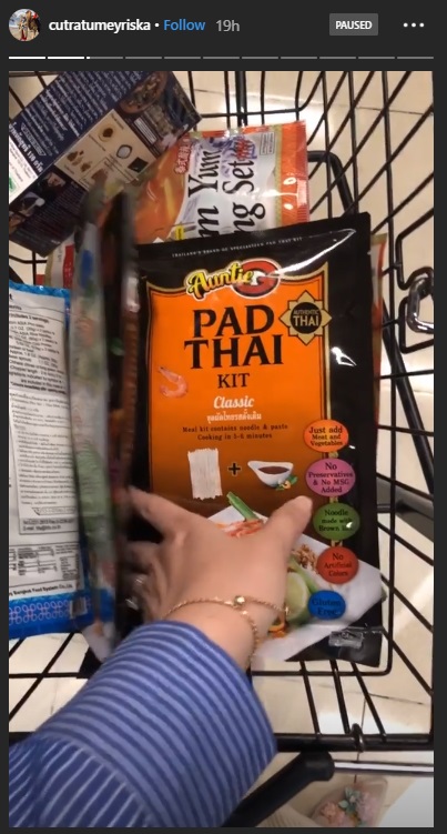 Cut Meyriska membeli Aunty Pad Thai Kit