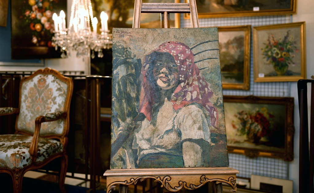 La firma del ex dictador alemán Adolf Hitler en una pintura de la antigua oficina de registro en Munich, en la casa de subastas Weidler en Nuremberg, Alemania, el 18 de noviembre de 2014. Reuters