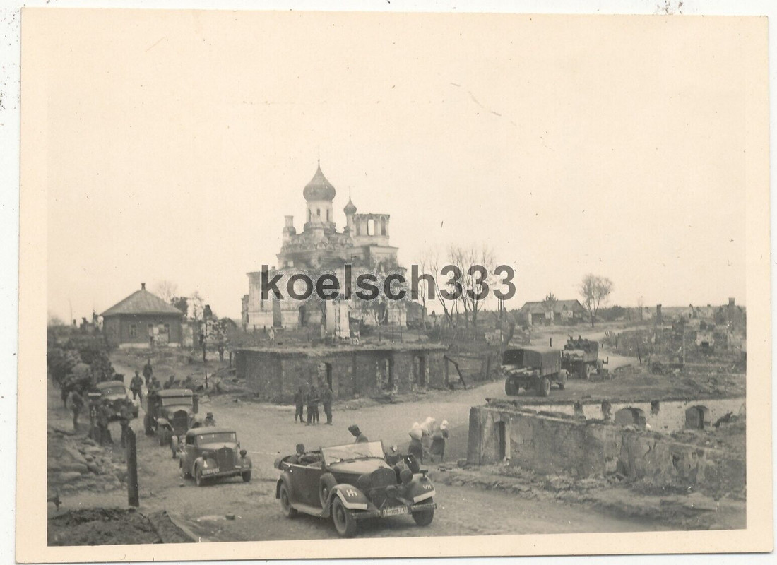 Foto Fahrzeuge der Wehrmacht in Ulla an der Düna in Russland Kirche Ruinen 1941