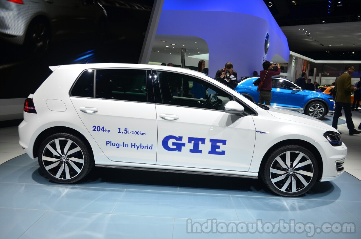VW-Golf-GTE-side-Geneva-Live