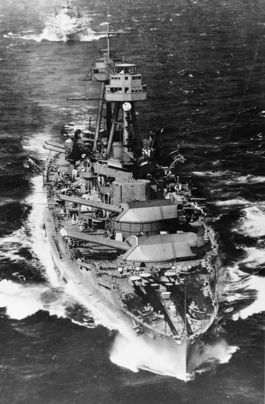 USS-Oklahoma-BB-37-durante-el-entrenamiento-de-batalla-24-mar-1930.jpg