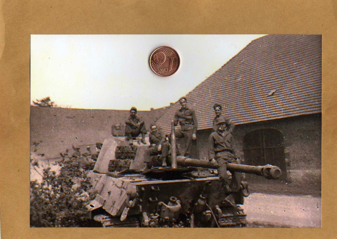 FOTO PANZER KÖNIGSTIGER SOLDATEN 2.WK KETTENFAHR