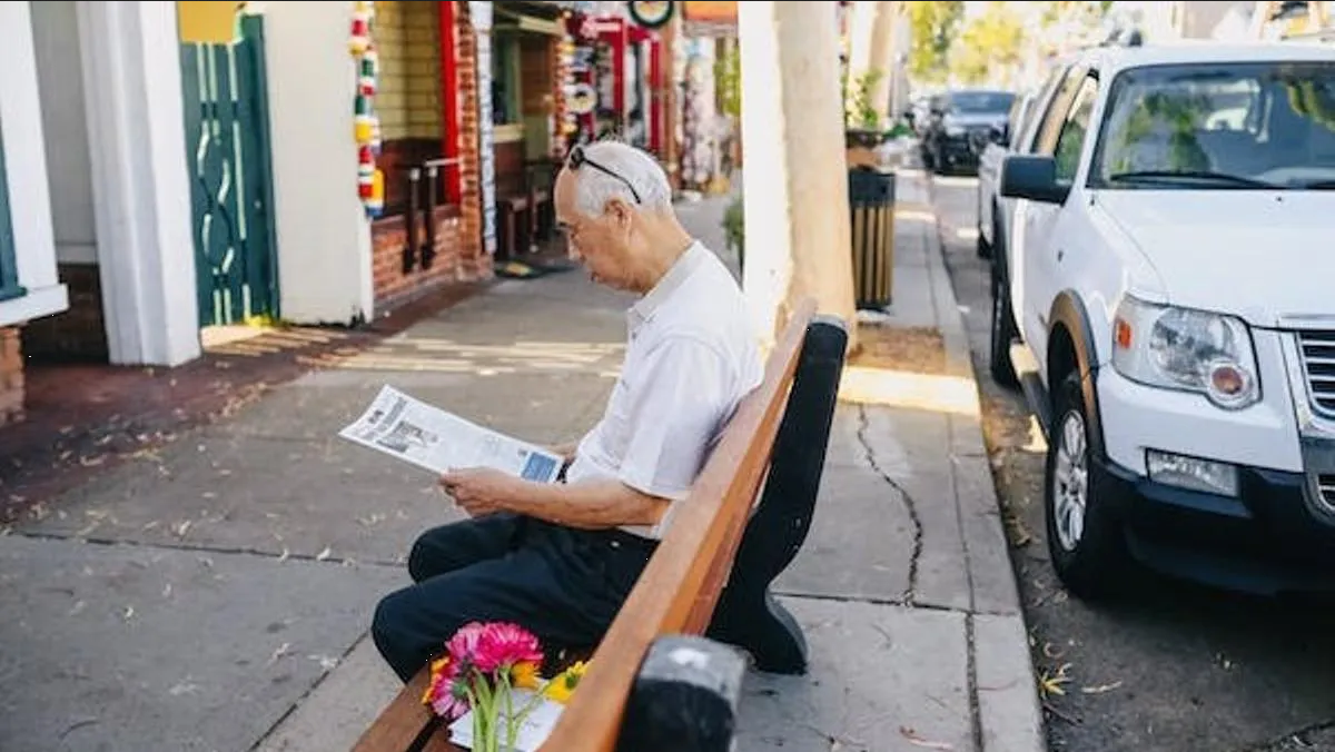 Abuelito se vuelve viral por su peculiar forma de asustar a los peatones