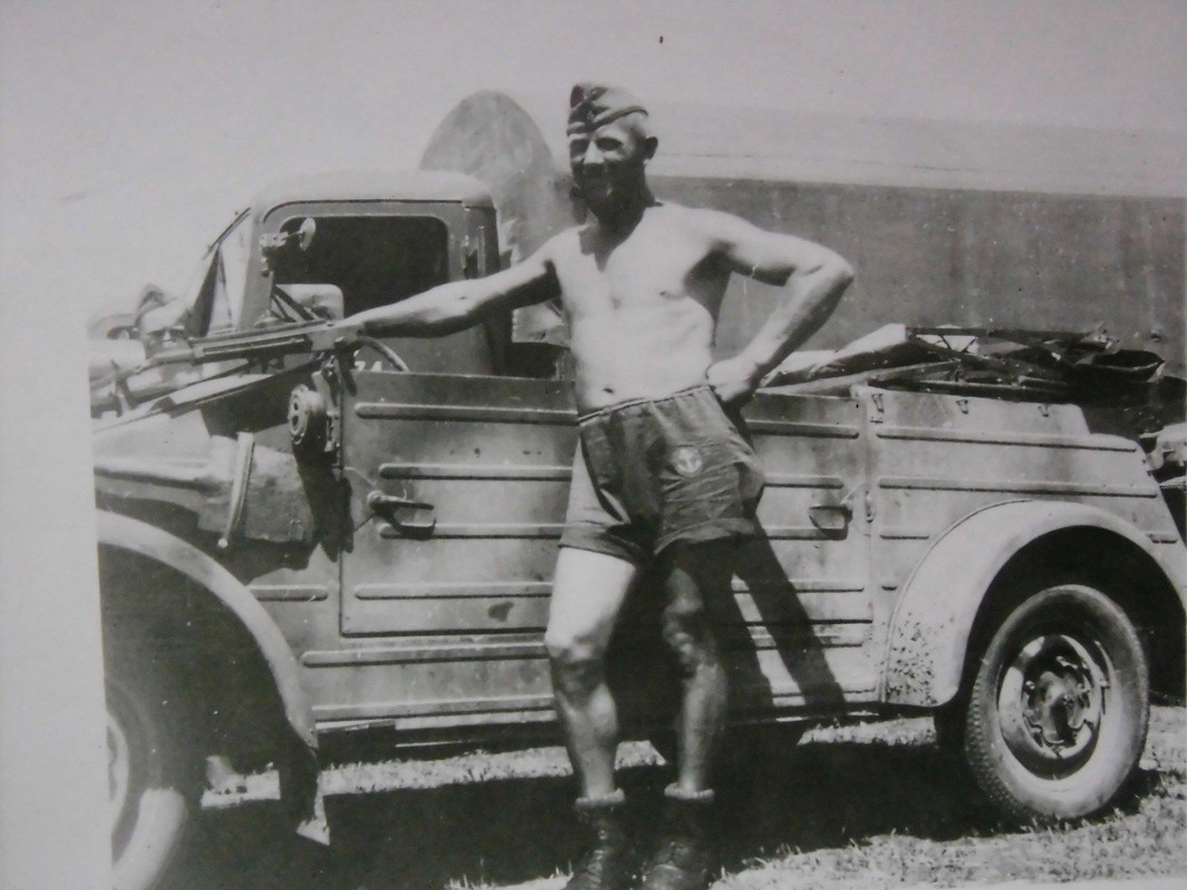 Kübelwagen Jeep 1943 Saloniki , dahinter LKW