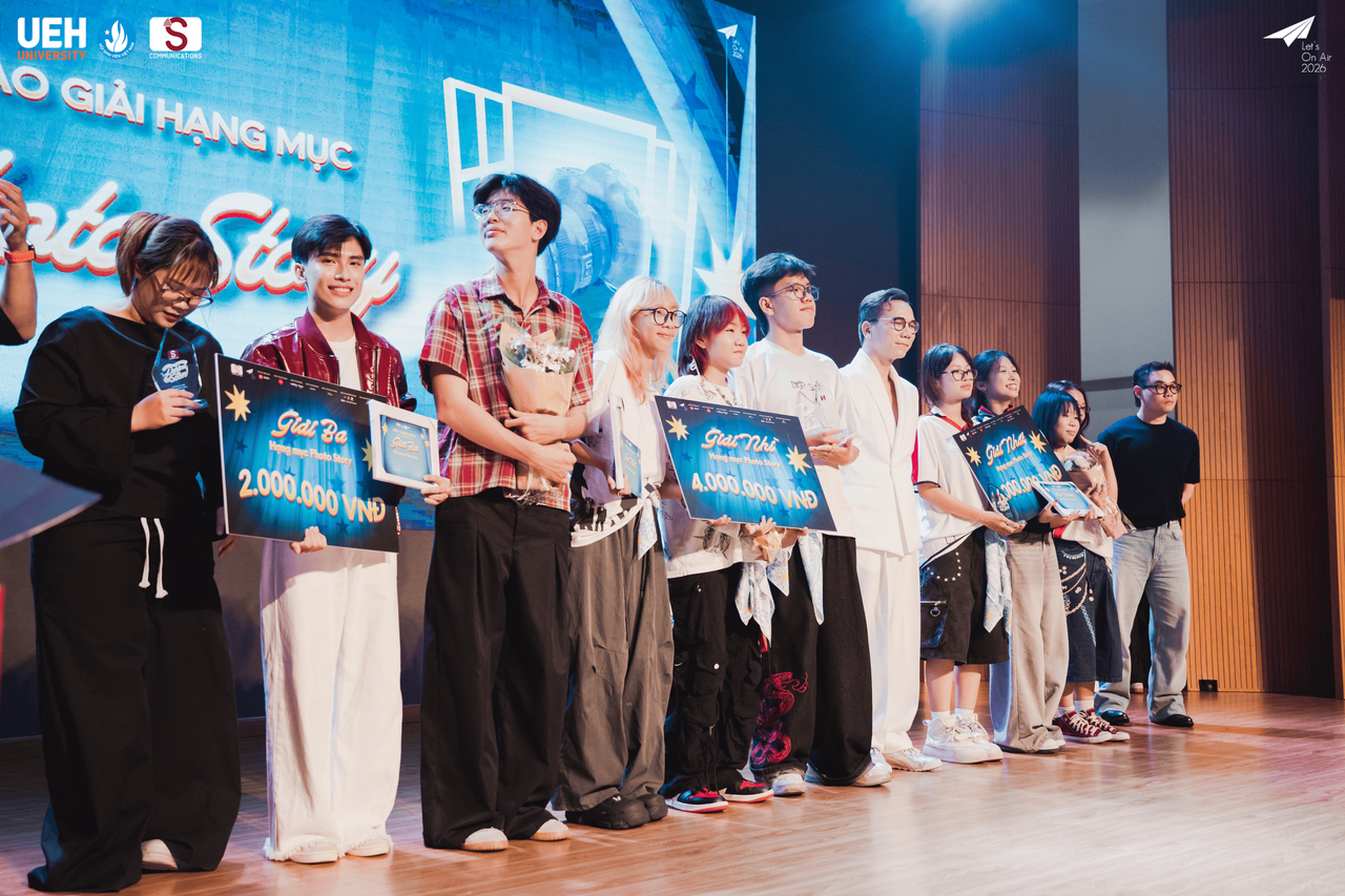 Khoảnh khắc vinh danh c&aacute;c t&aacute;c giả xuất sắc của hạng mục Photo Story, ghi dấu bởi những c&acirc;u chuyện được kể bằng h&igrave;nh ảnh đầy cảm x&uacute;c