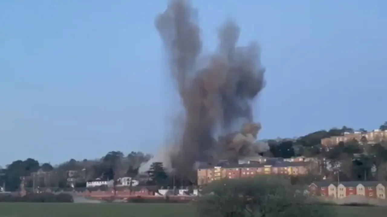 Momento de la explosión de una bomba de la Segunda Guerra Mundial en Exeter, Inglaterra