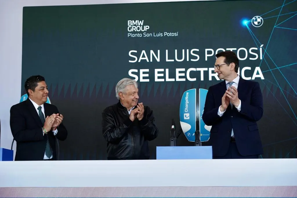 El futuro de la industria automotriz son las energías renovables: AMLO