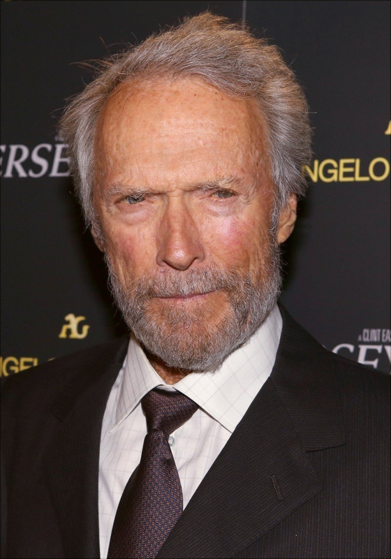 Clint Eastwood 2023 Hellbraun Haar & formal Haarstil.
