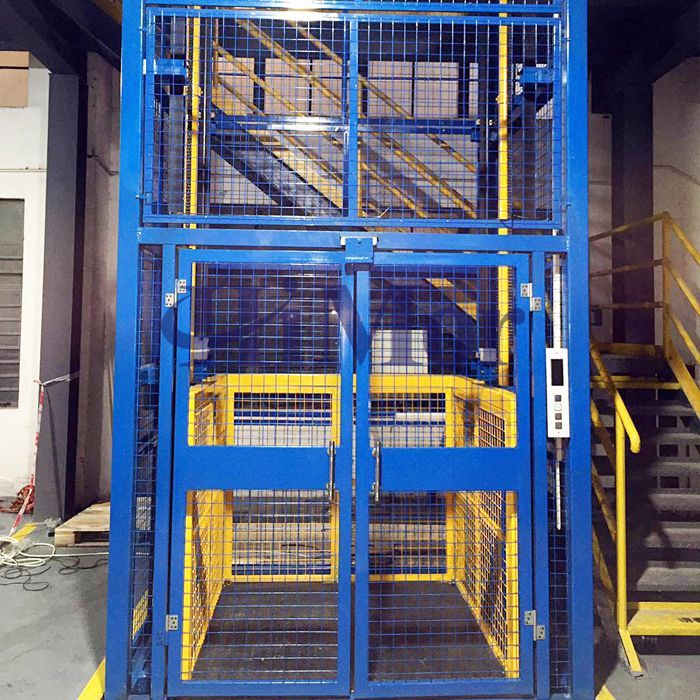 elevador de carga pantográfico armazenando mercadorias em loja no Brás