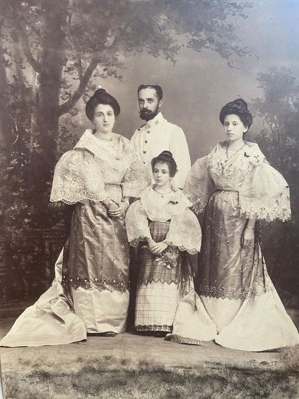 S. XIX. Oficial y su familia en Filipinas.